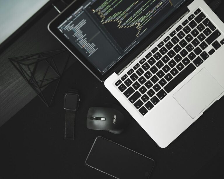 Notebook em ambiente de desenvolvimento representando comparação entre Claude Code e Codex