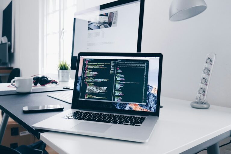 Notebook com código aberto durante desenvolvimento de aplicativo com ChatGPT