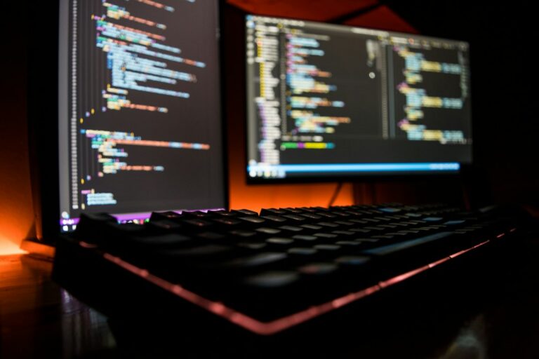 Tela de computador com código durante revisão de um projeto de software com IA