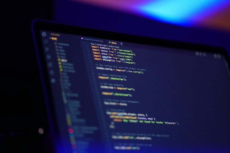 Código aberto em notebook durante testes de software gerado por inteligência artificial