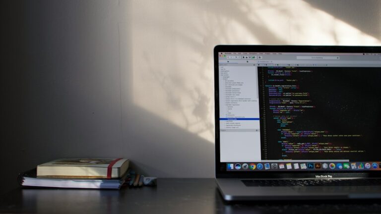 Pessoa usando notebook para programar com inteligência artificial