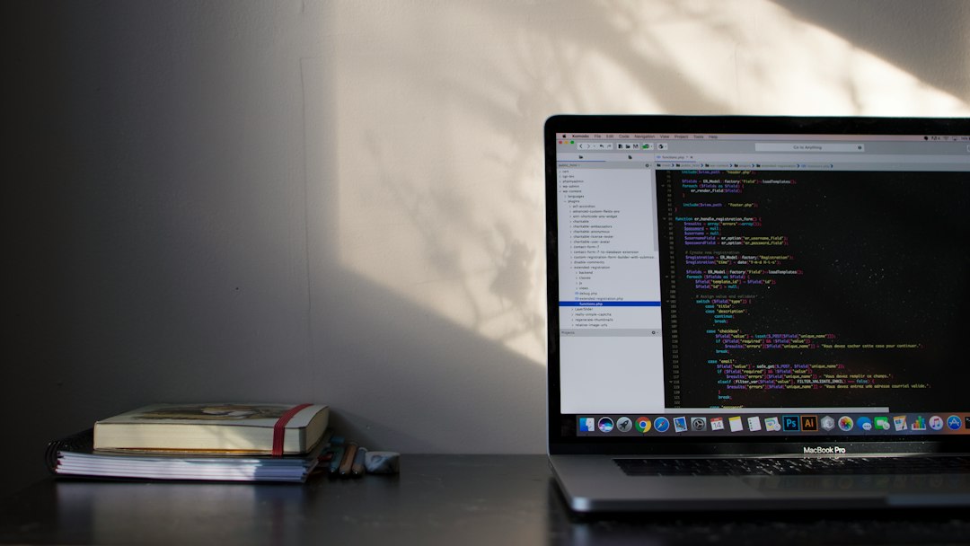 Pessoa usando notebook para programar com inteligência artificial