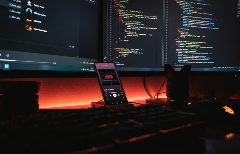 Código aberto em notebook durante desenvolvimento de software